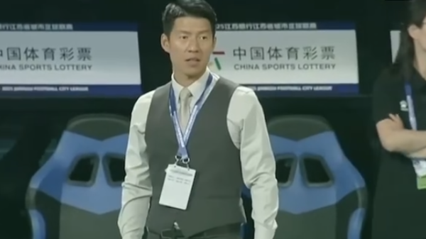 财富策略 撞脸撒贝宁！35度高温天淮安主帅把西装“焊”身上了