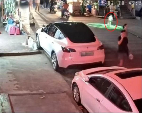 天源国际 大理一幼童躺街上被快递货车碾压身亡，目前正在责任认定中