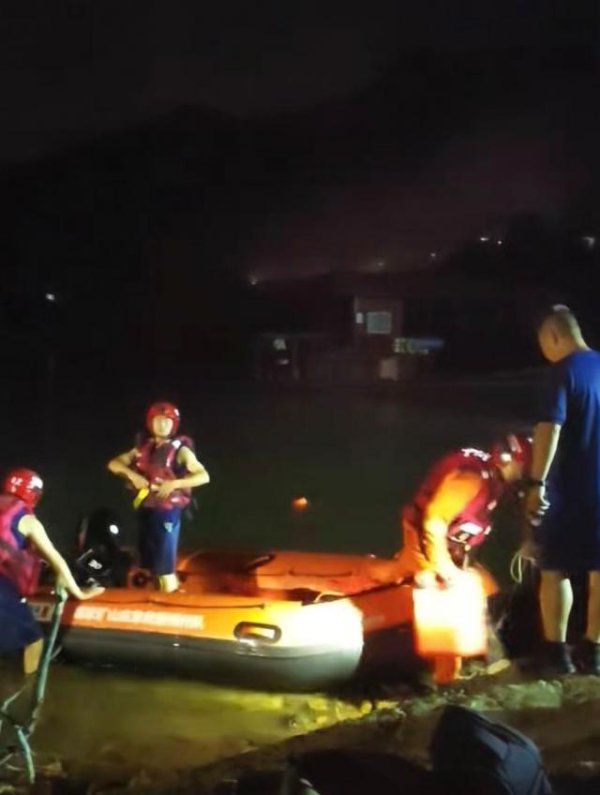 谷锦网 “敲击有回应就切割船底！”班线船遇11级大风侧翻，郴州消防讲述救援细节：先救小孩